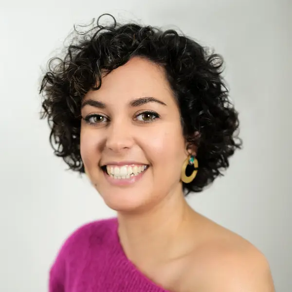 Portrait d'une femme avec des cheveux bouclés