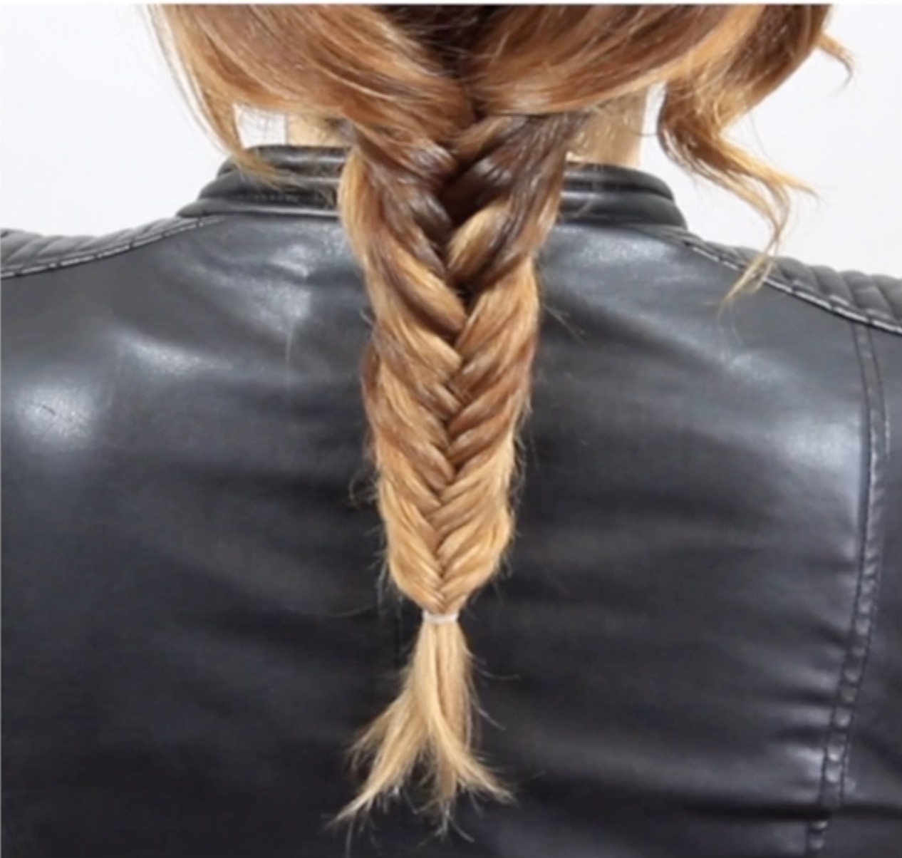 Coiffure réalisée avec une tresse en épi de blé.