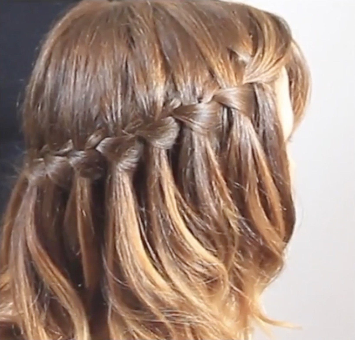 Coiffure réalisée avec une tresse en cascade