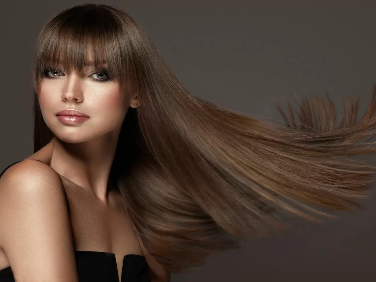 mocha mousse cheveux longs