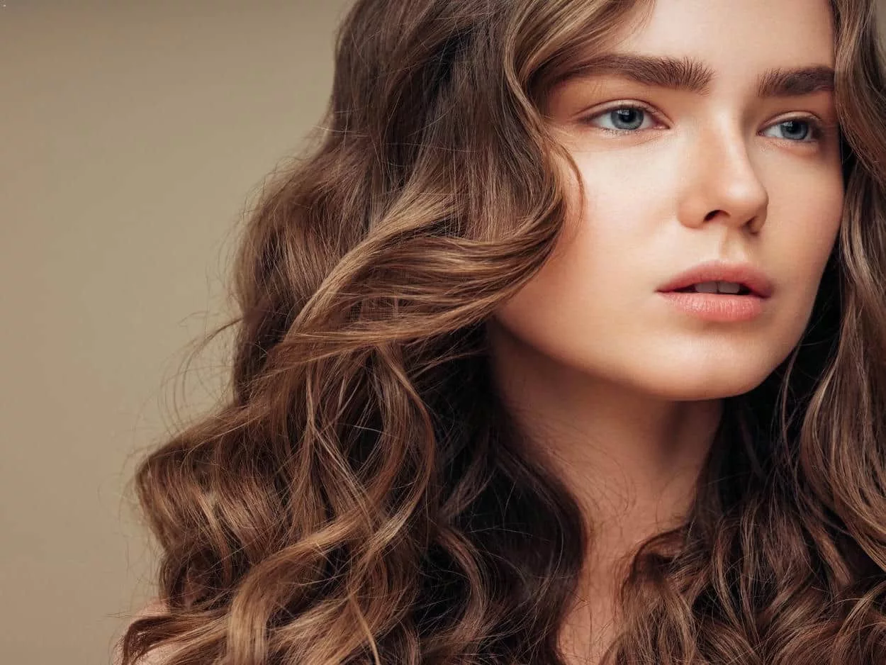 mocha mousse cheveux ondulés